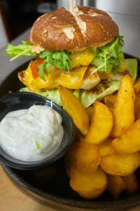 Burger mit Süßkartoffeln und Knoblauchdipp