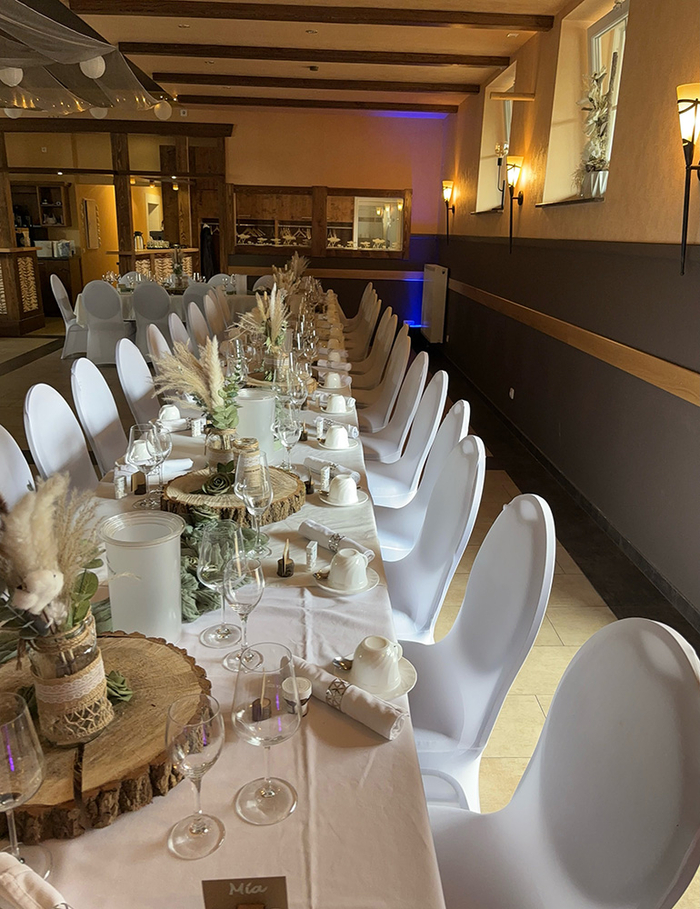 mit bis zu 130 Personen Bild Innenraum