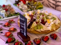 verschiedene Platten auf dem Buffett verschiedene Platten auf dem Buffett…