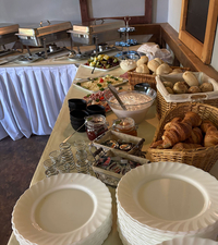 verschiedene Platten auf dem Buffett verschiedene Platten auf dem Buffett…